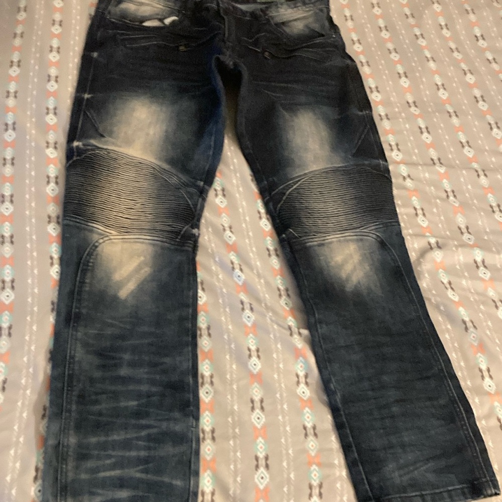Black Skinny Jeans with Stretch and Distressed Details
